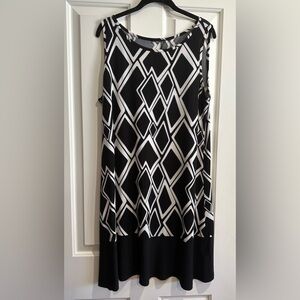 Black and White Sleeveless Geometric Dress Sz 1X. Great Condition.